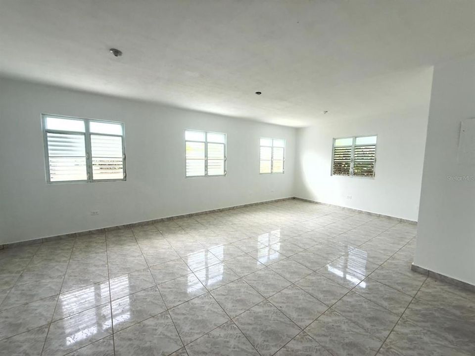 待售: $252,000 (4 贝兹, 2 浴室, 2239 平方英尺)