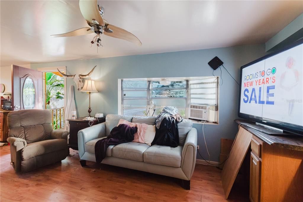 En Venta: $295,000 (3 camas, 2 baños, 1064 Pies cuadrados)