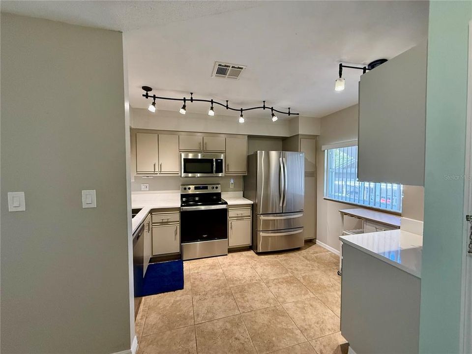 出租: $1,800 (2 贝兹, 2 浴室, 1415 平方英尺)