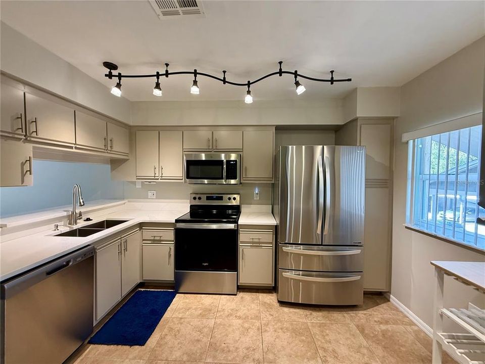 出租: $1,800 (2 贝兹, 2 浴室, 1415 平方英尺)