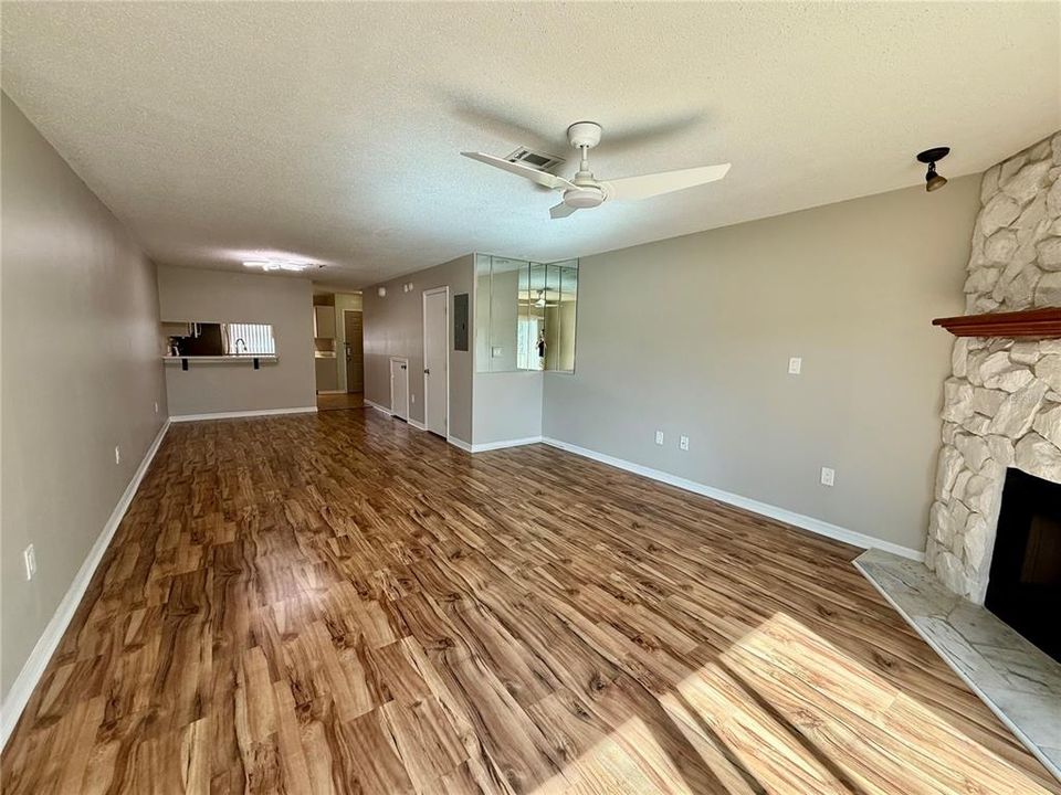 出租: $1,800 (2 贝兹, 2 浴室, 1415 平方英尺)