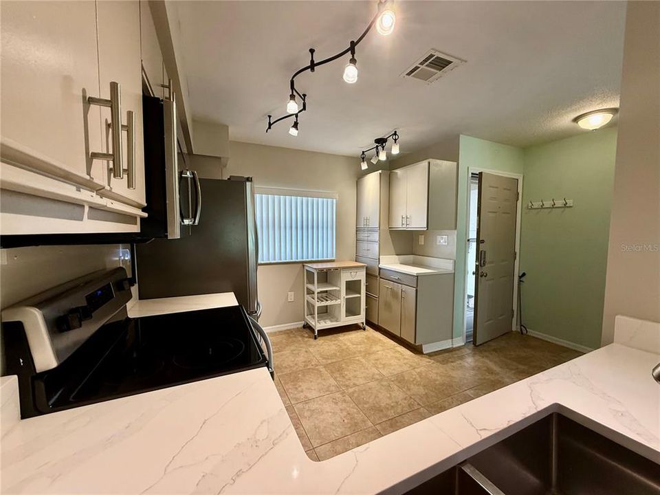 出租: $1,800 (2 贝兹, 2 浴室, 1415 平方英尺)