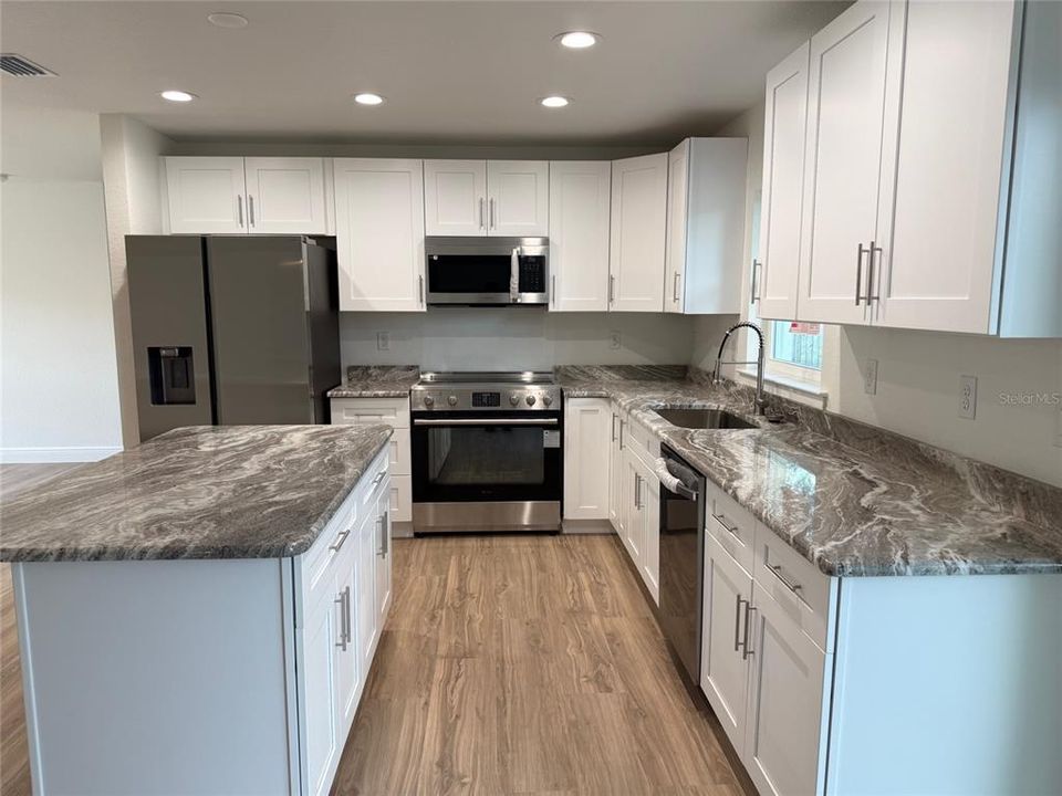 Activo con contrato: $269,900 (3 camas, 2 baños, 1421 Pies cuadrados)