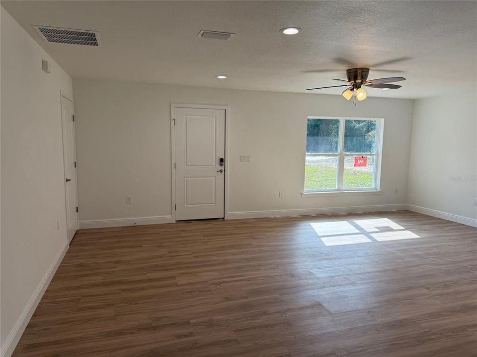 Activo con contrato: $269,900 (3 camas, 2 baños, 1421 Pies cuadrados)