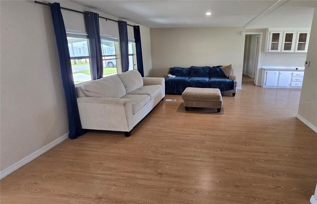 En Venta: $310,000 (4 camas, 2 baños, 1888 Pies cuadrados)