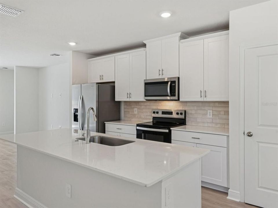 Active With Contract: $270,920 (3 beds, 2 baths, 1483 Square Feet)