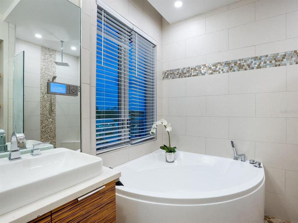 For Sale: $4,995,000 (6 beds, 5 baths, 4015 Square Feet)