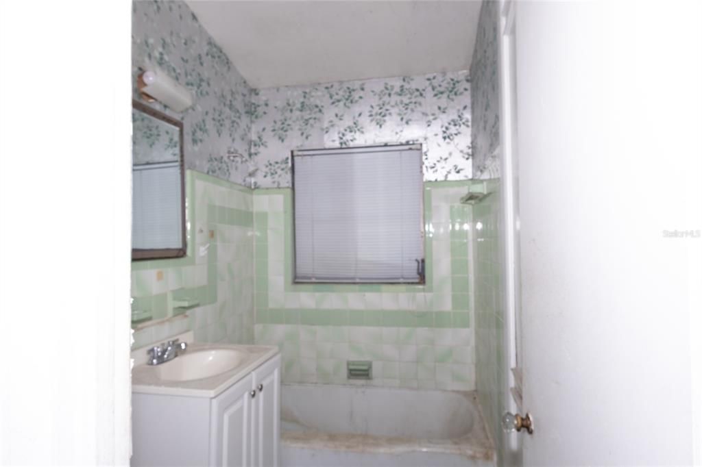 Activo con contrato: $339,900 (3 camas, 3 baños, 2381 Pies cuadrados)