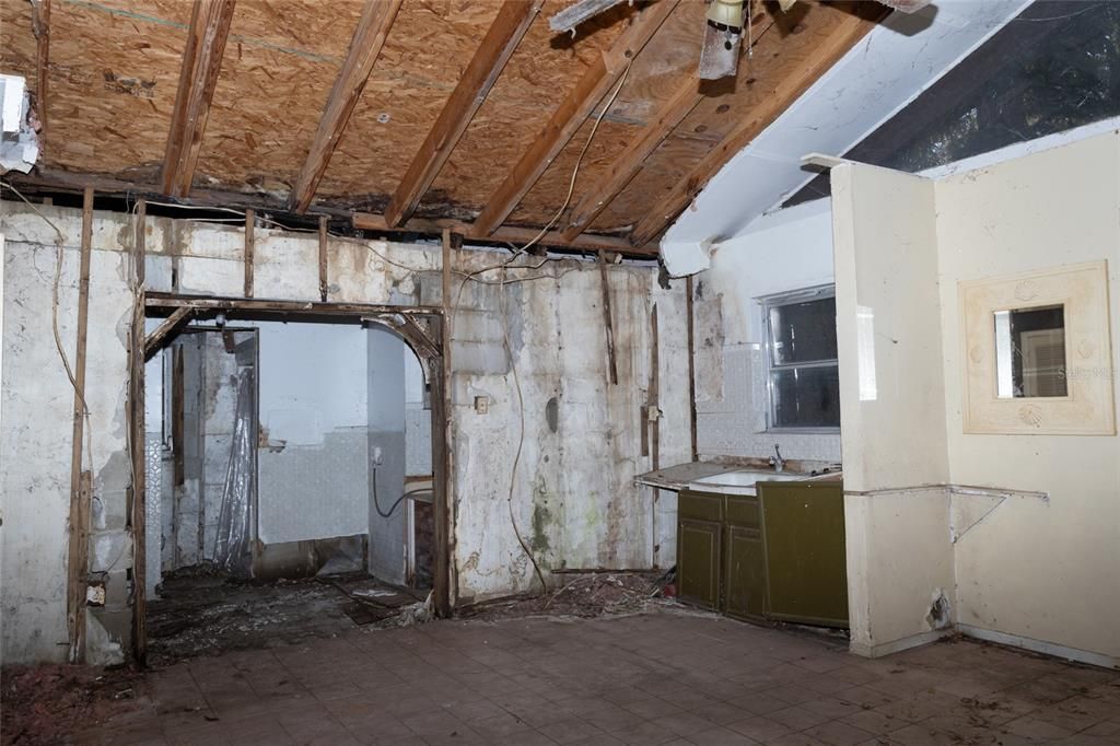 Activo con contrato: $339,900 (3 camas, 3 baños, 2381 Pies cuadrados)