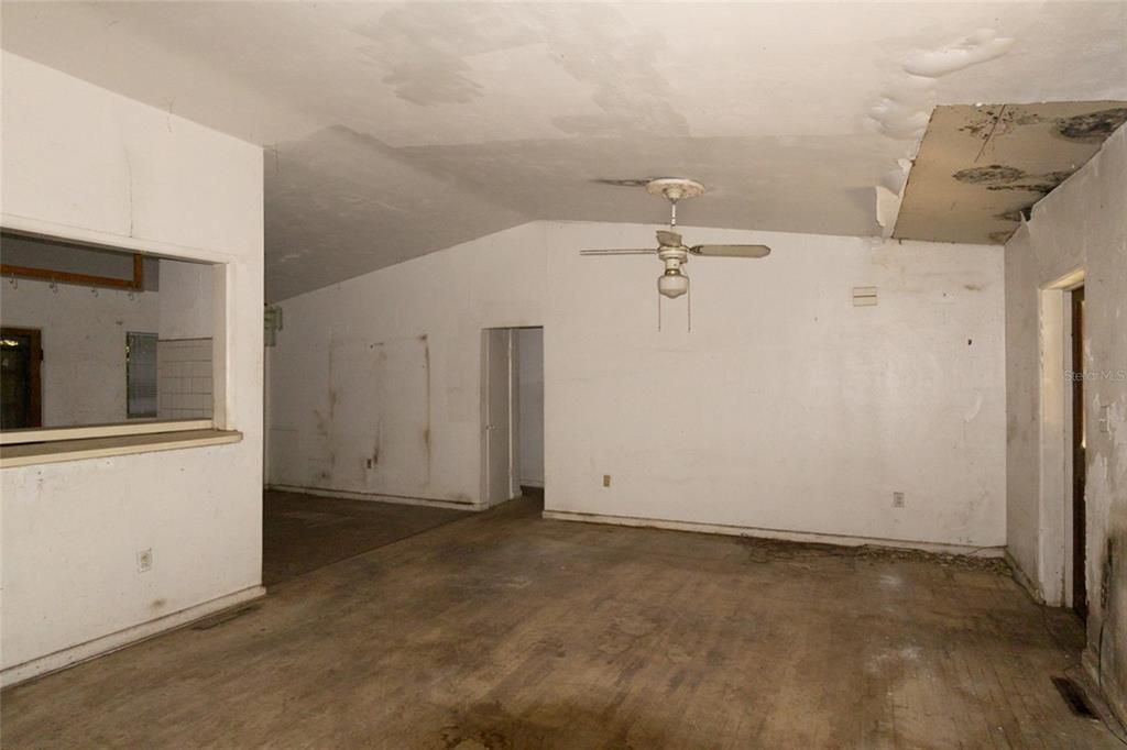 Activo con contrato: $339,900 (3 camas, 3 baños, 2381 Pies cuadrados)