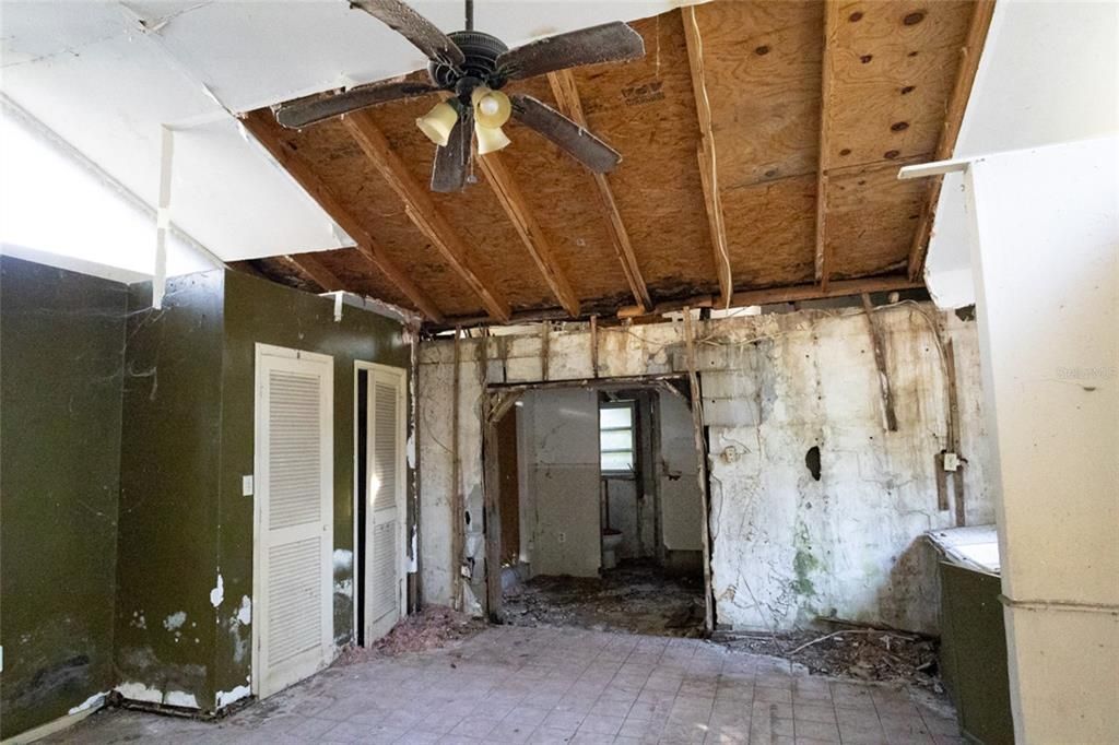 Activo con contrato: $339,900 (3 camas, 3 baños, 2381 Pies cuadrados)