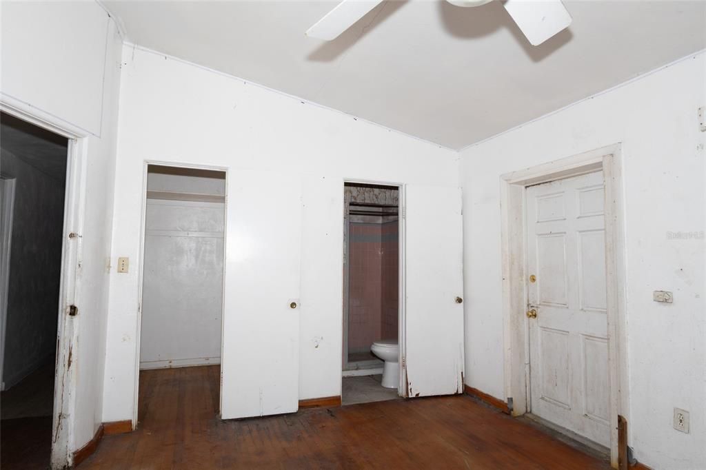 Activo con contrato: $339,900 (3 camas, 3 baños, 2381 Pies cuadrados)