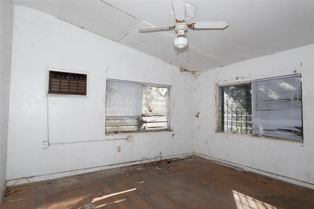 Activo con contrato: $339,900 (3 camas, 3 baños, 2381 Pies cuadrados)