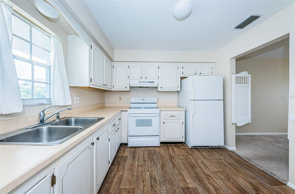Под контрактом: $1,525 (2 спален, 2 ванн, 1200 Квадратных фут)
