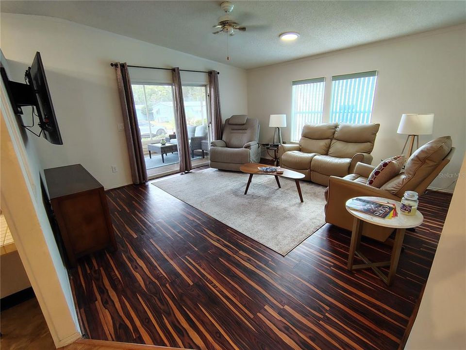 Active With Contract: $157,000 (2 beds, 2 baths, 1066 Square Feet)