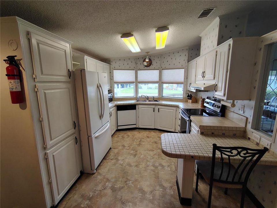 Active With Contract: $157,000 (2 beds, 2 baths, 1066 Square Feet)