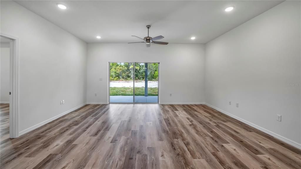 En Venta: $384,900 (4 camas, 2 baños, 1744 Pies cuadrados)
