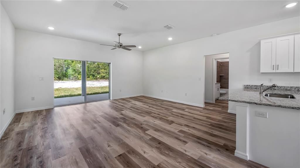 En Venta: $384,900 (4 camas, 2 baños, 1744 Pies cuadrados)