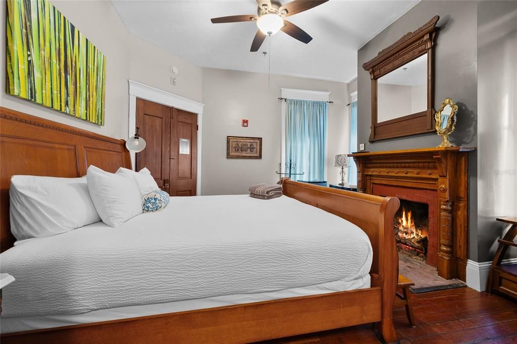 待售: $1,250,000 (7 贝兹, 7 浴室, 5019 平方英尺)