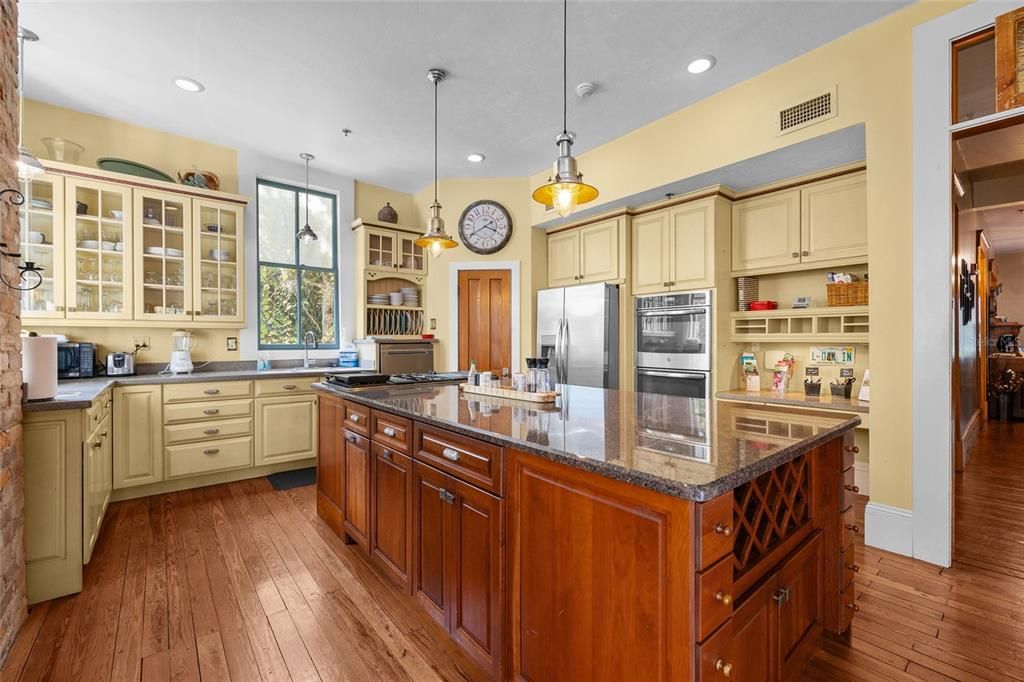 待售: $1,250,000 (7 贝兹, 7 浴室, 5019 平方英尺)