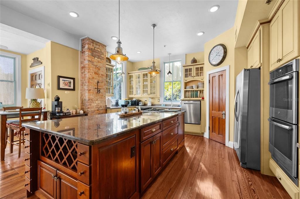 待售: $1,250,000 (7 贝兹, 7 浴室, 5019 平方英尺)