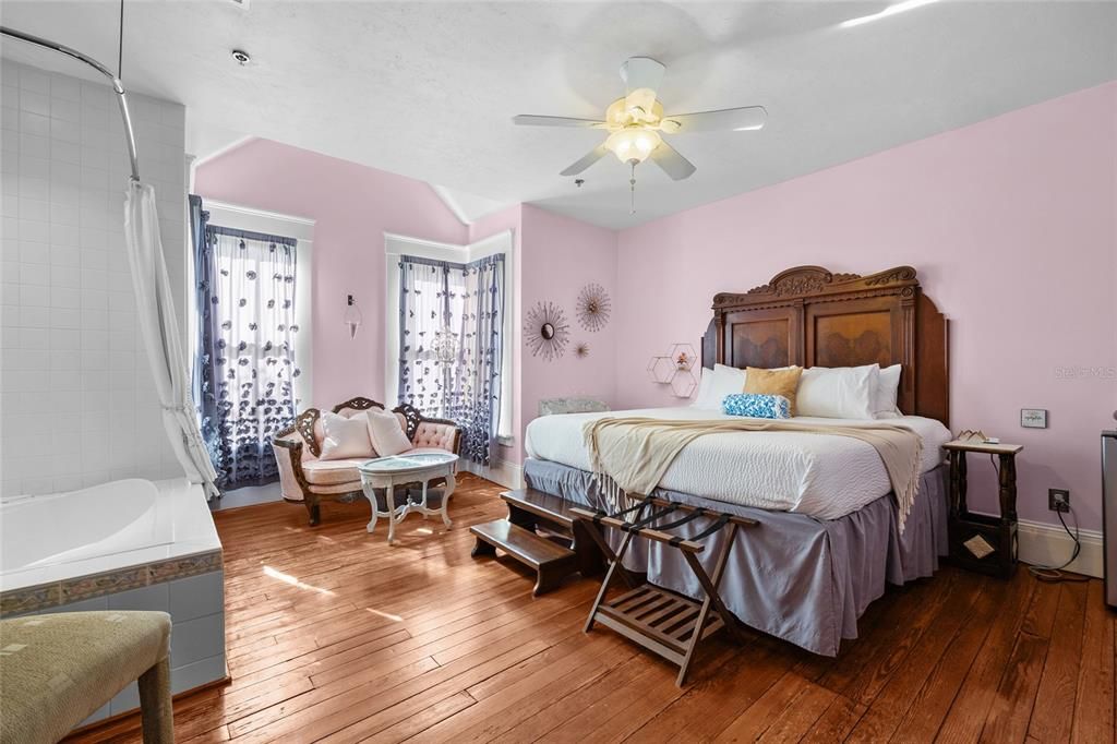 待售: $1,250,000 (7 贝兹, 7 浴室, 5019 平方英尺)