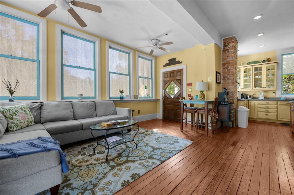 待售: $1,250,000 (7 贝兹, 7 浴室, 5019 平方英尺)