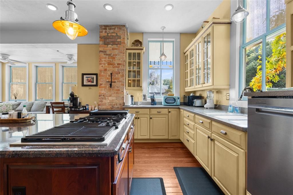 待售: $1,250,000 (7 贝兹, 7 浴室, 5019 平方英尺)