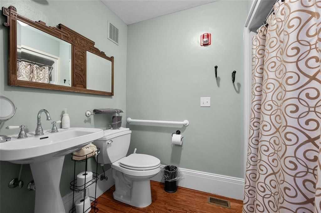 待售: $1,250,000 (7 贝兹, 7 浴室, 5019 平方英尺)