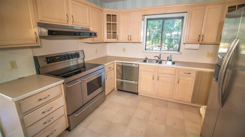 For Sale: $499,000 (3 beds, 3 baths, 2445 Square Feet)