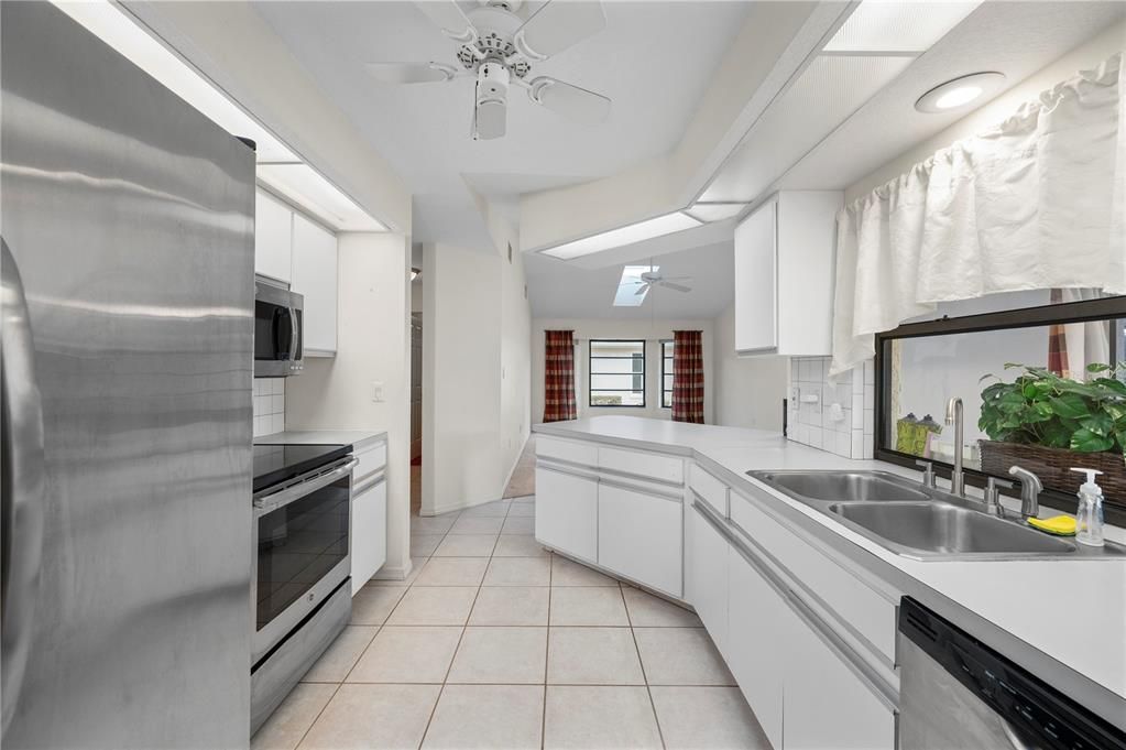 Active With Contract: $339,000 (3 beds, 2 baths, 1883 Square Feet)