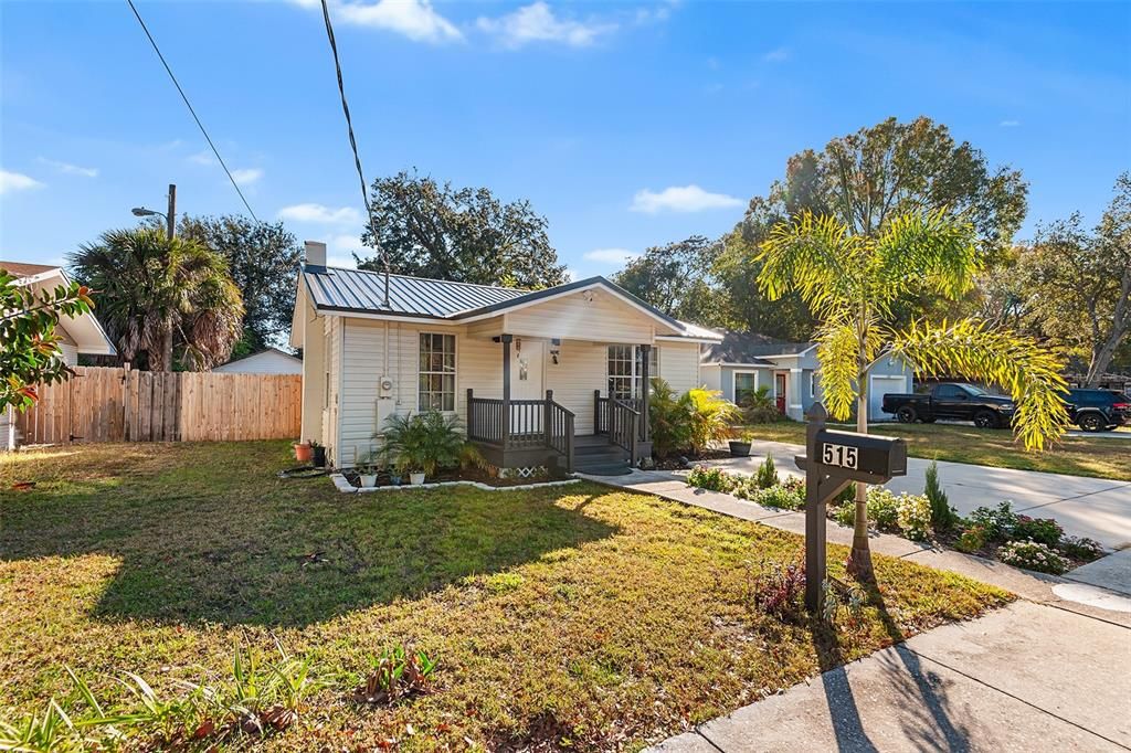 Active With Contract: $206,000 (2 beds, 1 baths, 848 Square Feet)