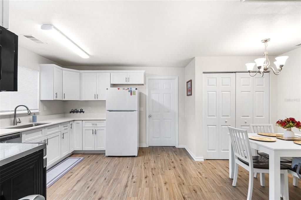 Active With Contract: $206,000 (2 beds, 1 baths, 848 Square Feet)