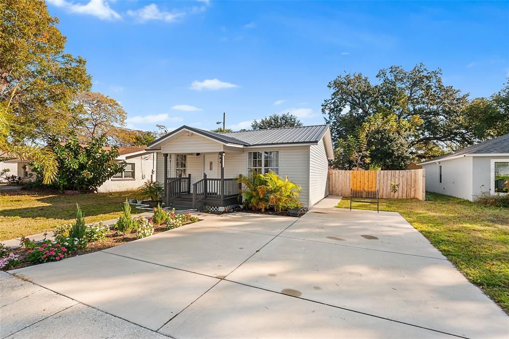 Active With Contract: $206,000 (2 beds, 1 baths, 848 Square Feet)