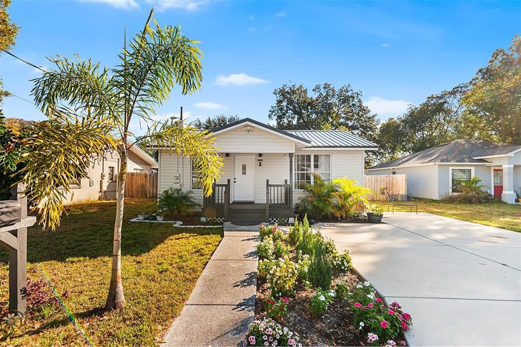 Active With Contract: $206,000 (2 beds, 1 baths, 848 Square Feet)