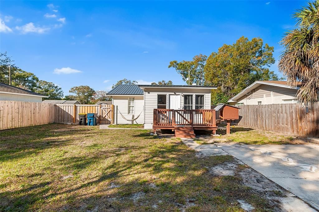 Active With Contract: $206,000 (2 beds, 1 baths, 848 Square Feet)