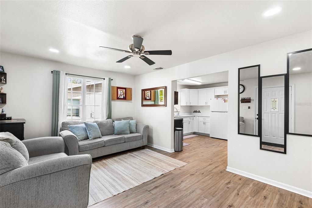 Active With Contract: $206,000 (2 beds, 1 baths, 848 Square Feet)