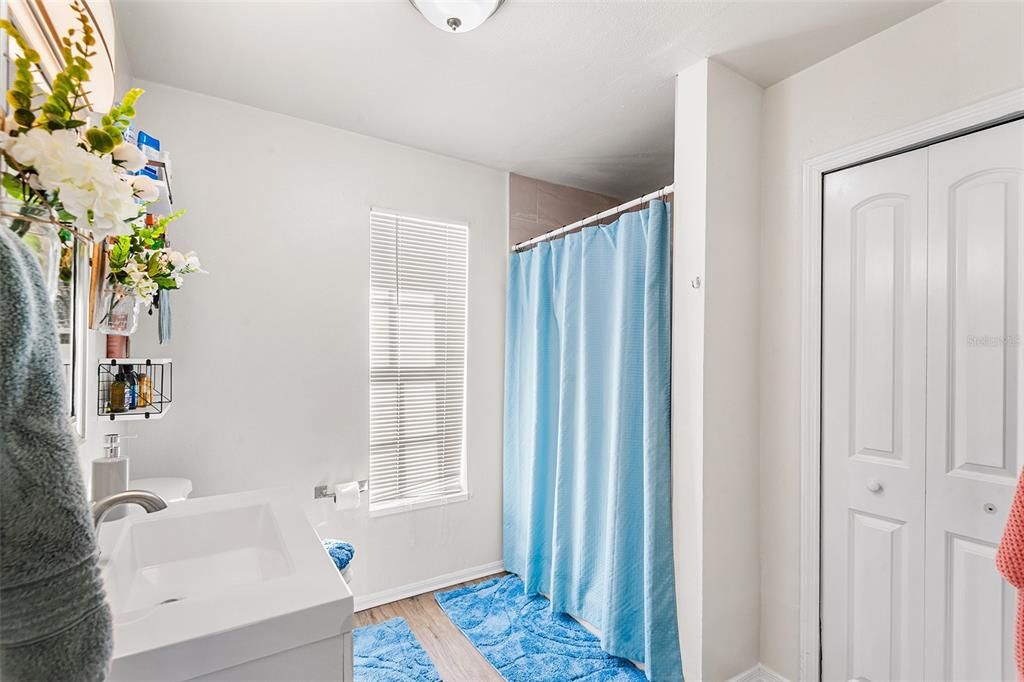 Active With Contract: $206,000 (2 beds, 1 baths, 848 Square Feet)
