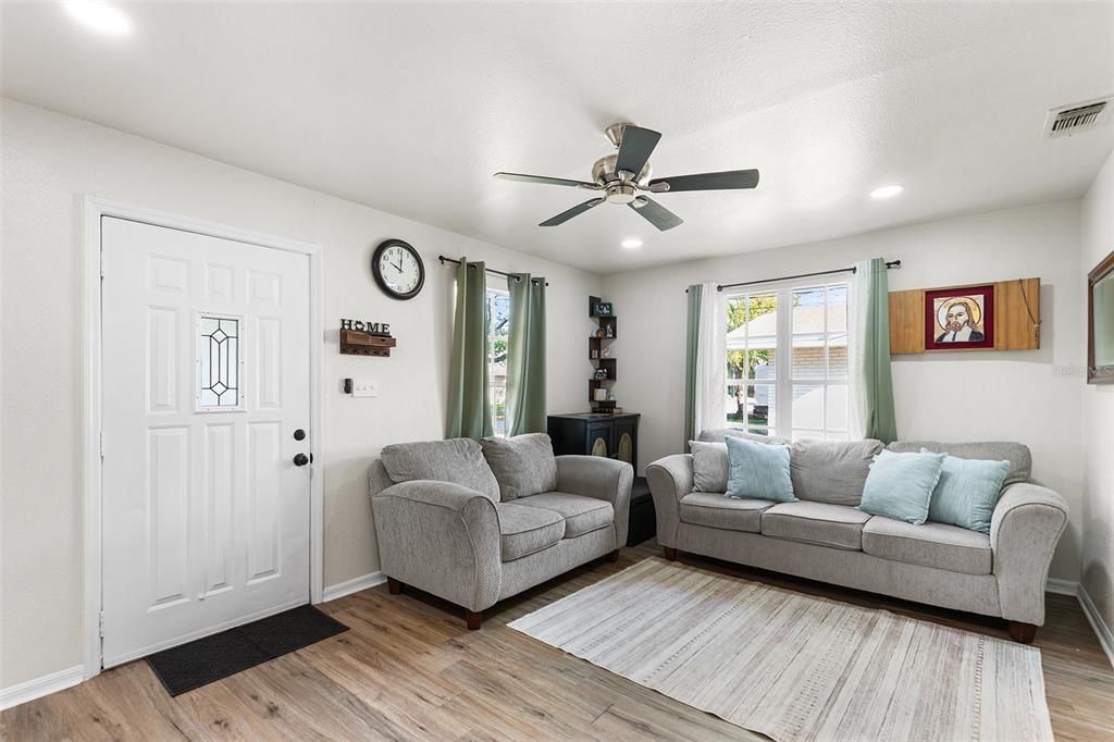 Active With Contract: $206,000 (2 beds, 1 baths, 848 Square Feet)