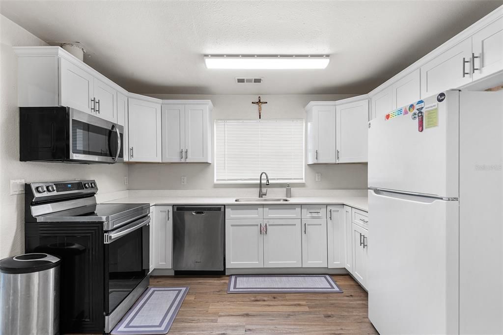 Active With Contract: $206,000 (2 beds, 1 baths, 848 Square Feet)