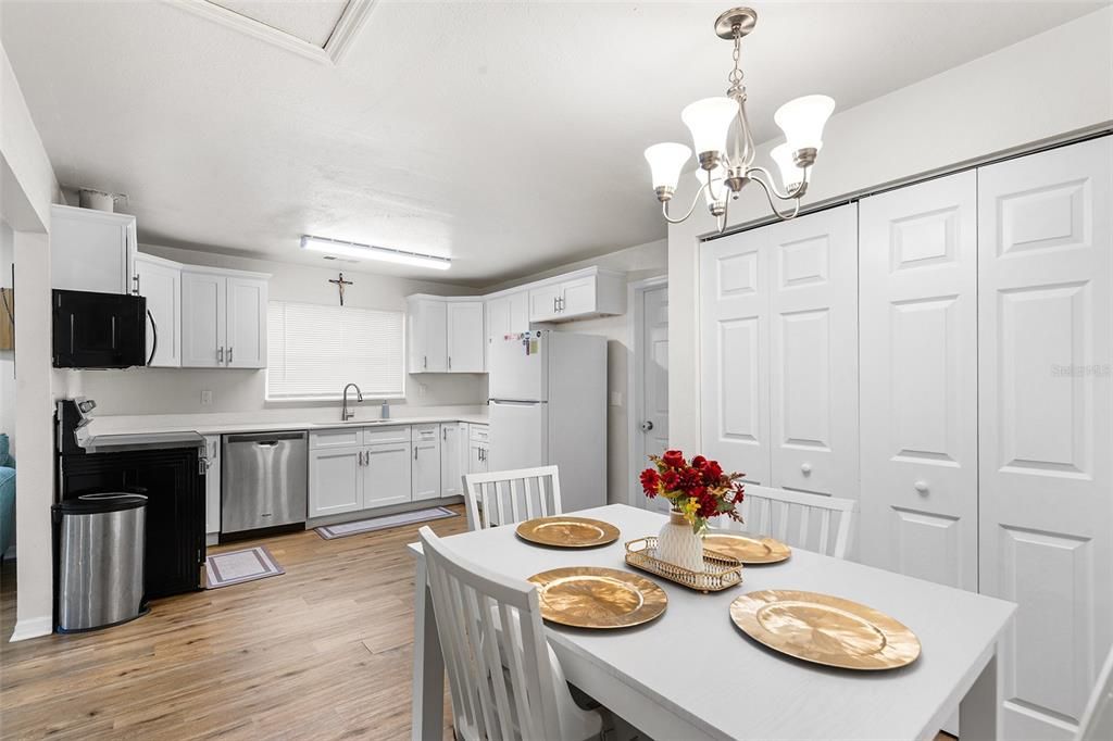 Active With Contract: $206,000 (2 beds, 1 baths, 848 Square Feet)