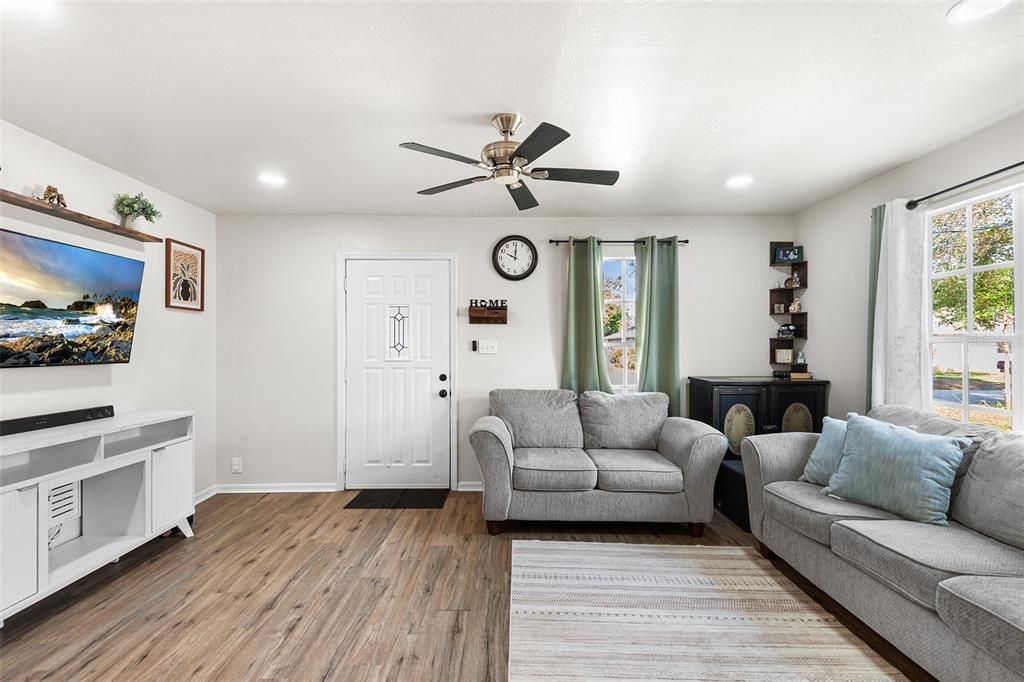 Active With Contract: $206,000 (2 beds, 1 baths, 848 Square Feet)