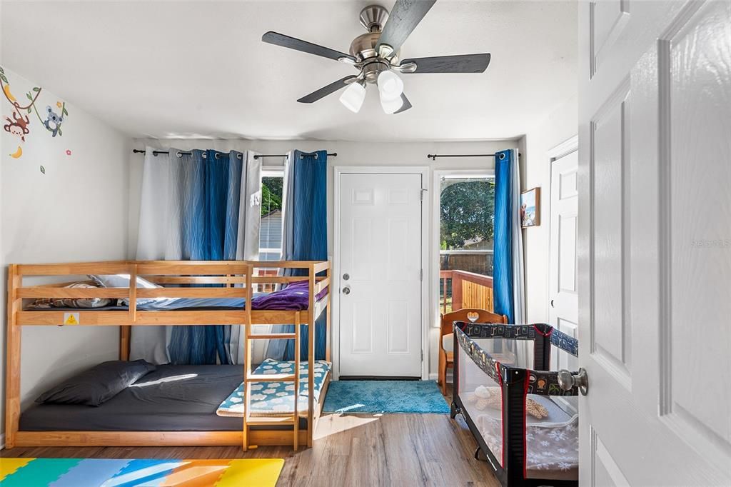 Active With Contract: $206,000 (2 beds, 1 baths, 848 Square Feet)