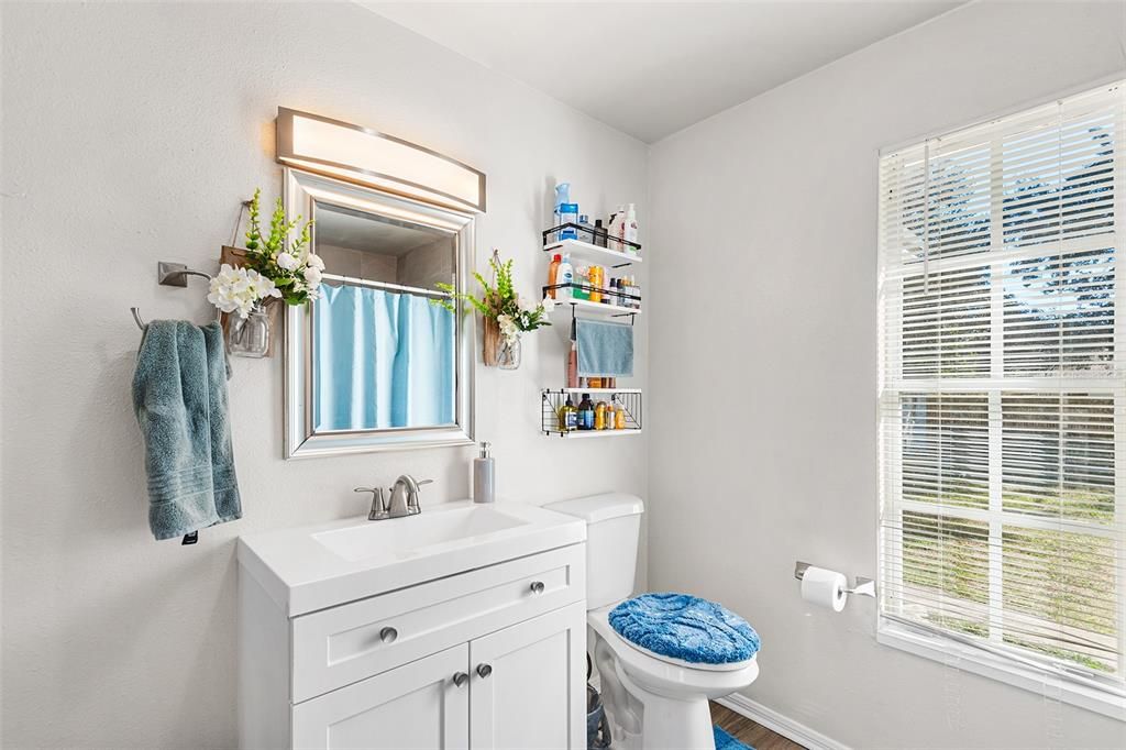 Active With Contract: $206,000 (2 beds, 1 baths, 848 Square Feet)