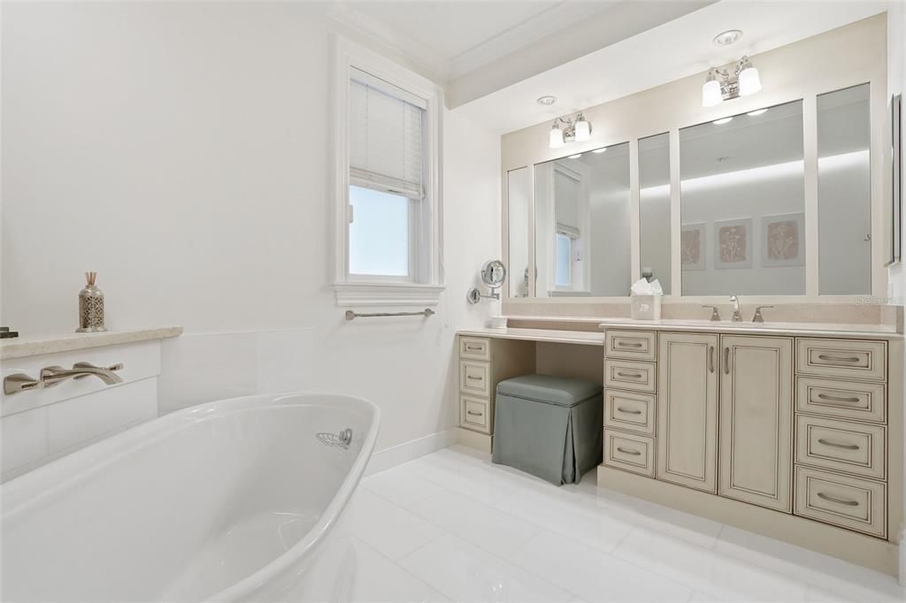 For Sale: $3,750,000 (5 beds, 4 baths, 7662 Square Feet)