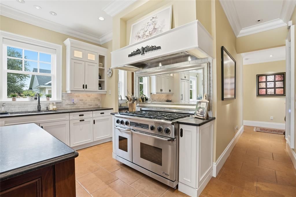 For Sale: $3,750,000 (5 beds, 4 baths, 7662 Square Feet)