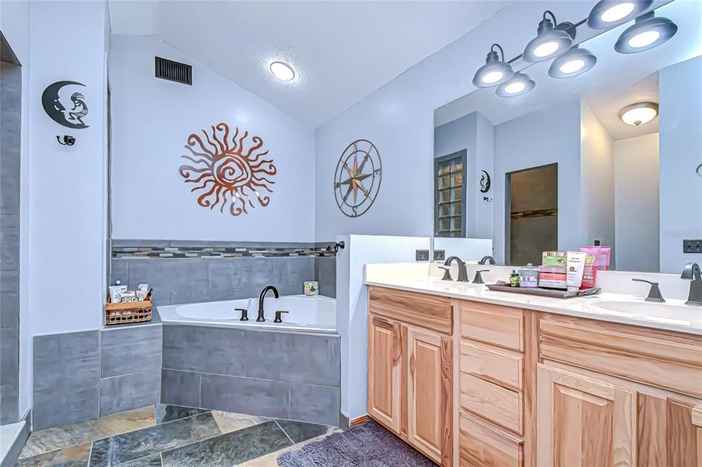 For Sale: $899,000 (3 beds, 3 baths, 2348 Square Feet)