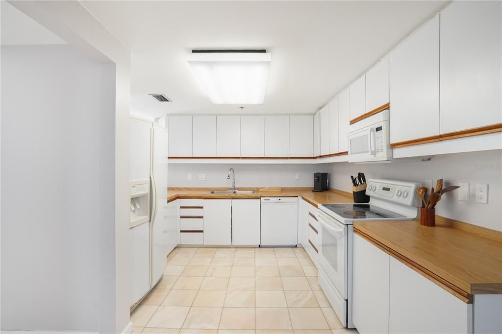 Active With Contract: $1,375,000 (2 beds, 2 baths, 1629 Square Feet)