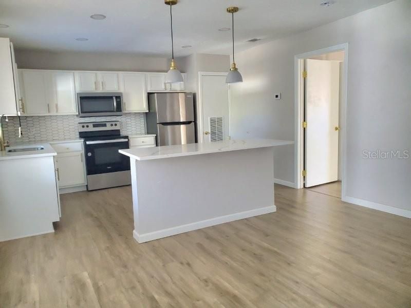 For Rent: $1,200 (1 beds, 1 baths, 850 Square Feet)