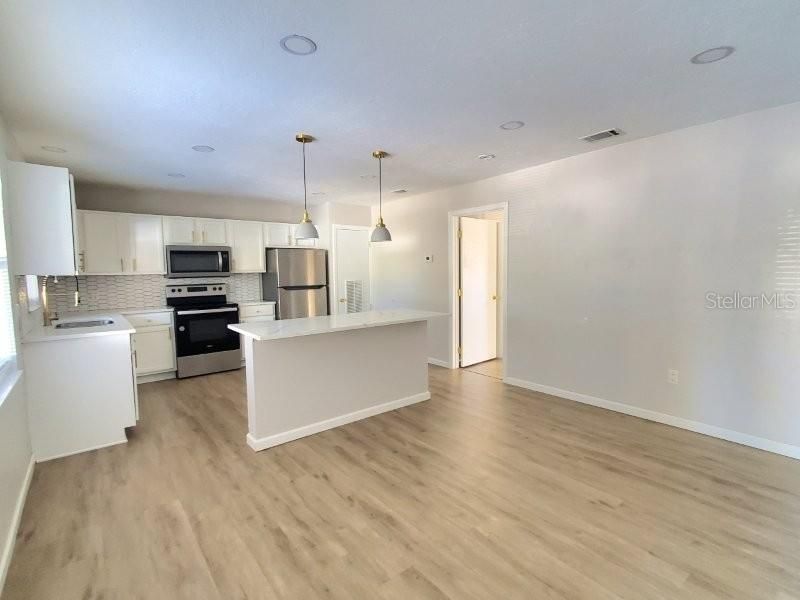 For Rent: $1,200 (1 beds, 1 baths, 850 Square Feet)